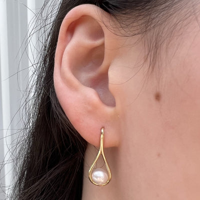 9ct Gold Teardrop Freshwater Pearl Drop Earrings.
