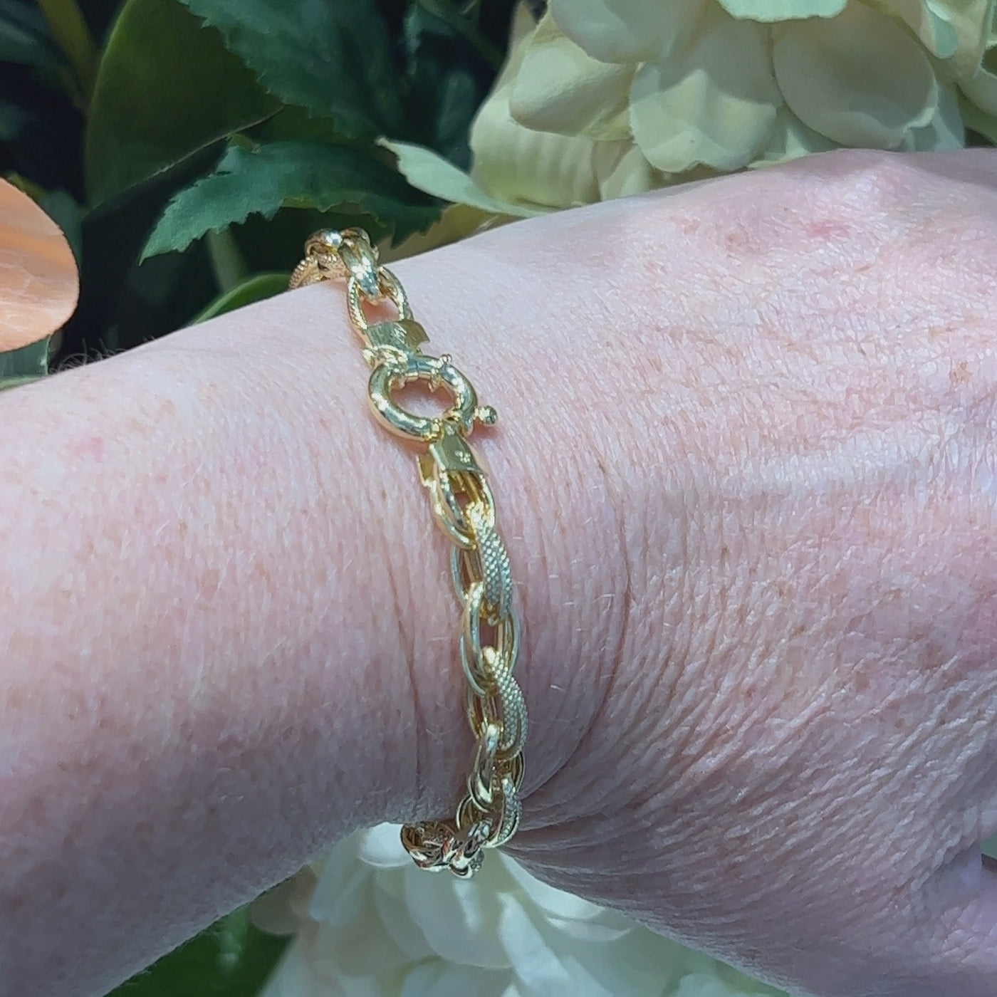 9ct Yellow Gold Double Hollow Link Bracelet.