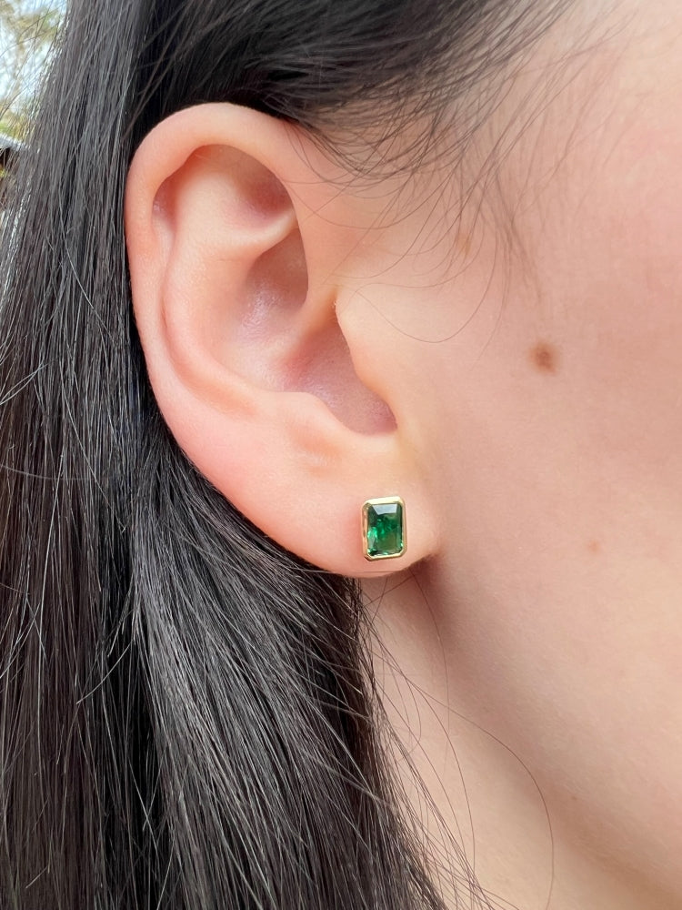 9ct Gold Created Emerald Stud Earrings.