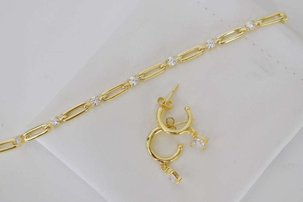 Open Oval Link Bracelet with Cubic Zirconias - Yellow Gold.