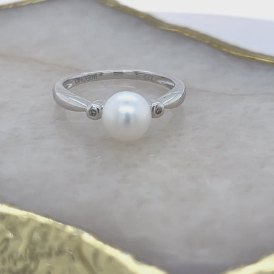 Freshwater Pearl Ring set in 9ct White Gold.