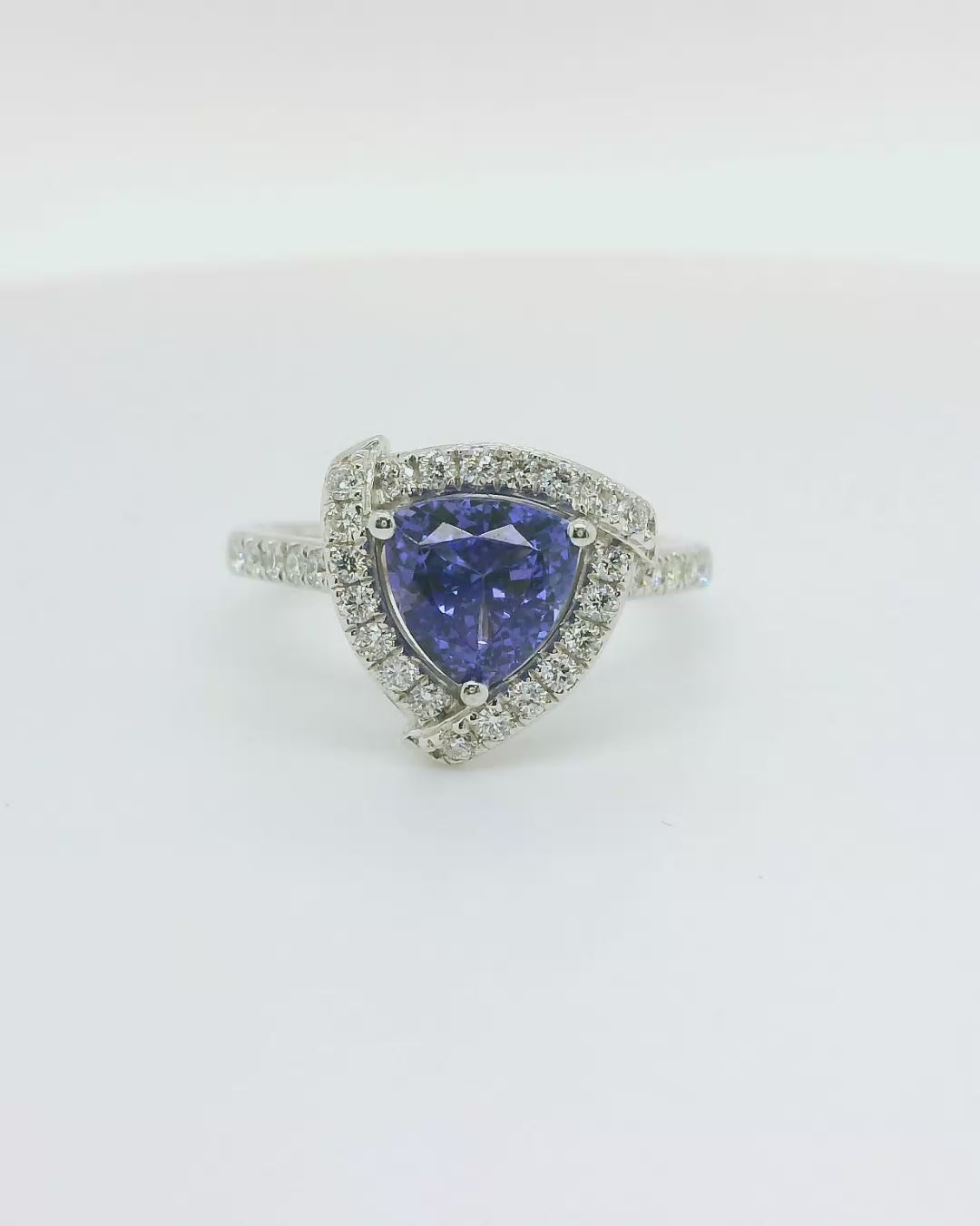 18ct. Tanzanite & Diamond Ring